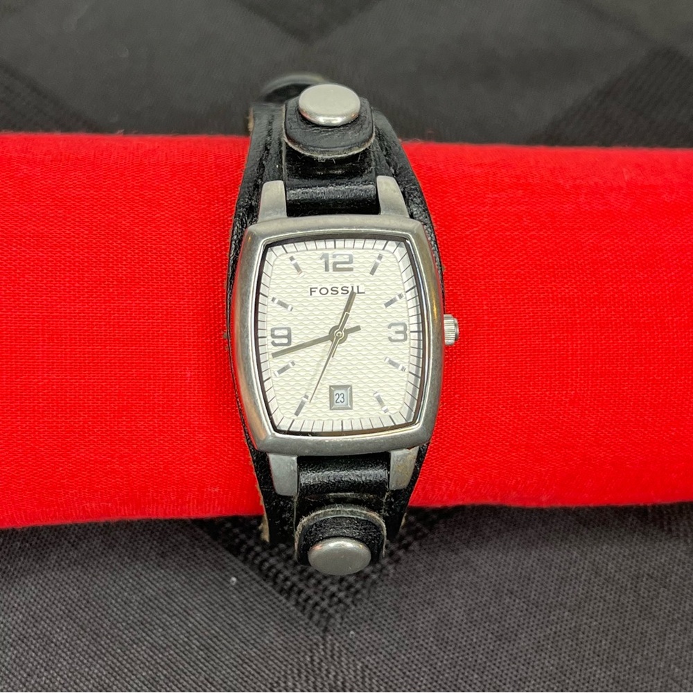 Woman's Fossil Wrist Watch with Leather Strap. JR-8876. Needs Battery